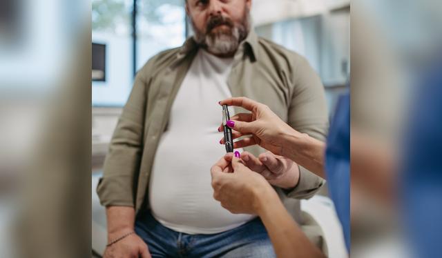 Los niveles altos de glucosa en la sangre puede causar enfermedades a largo plazo.   