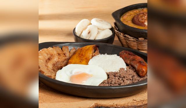 La bandeja paisa es uno de los platos insignia de la gastronomía colombiana.   