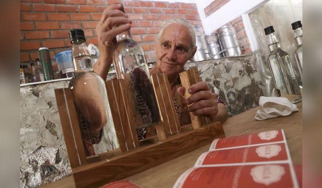 Natalina Gordillo junto a la bebida PiscoLogía. Fuente: Andina.   