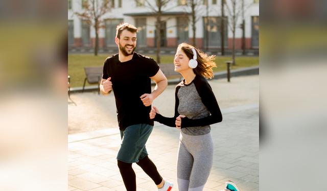 La actividad física regular no solo fortalece el cuerpo, sino que también mejora la salud intestinal.   