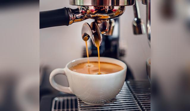 La cantidad de cafeína en una taza de café depende de su método de preparación y tipo de grano.   