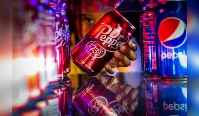 El consumo de refrescos altos en azúcar y cafeína, puede presentar riesgos para la salud. Fuente: Pexels.   