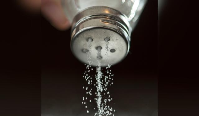 Agrega una cucharadita de sal al aceite antes de freír y disfruta frituras más saludables, sabrosas y seguras. Agrega una cucharadita de sal al aceite antes de freír y disfruta frituras más saludables, sabrosas y seguras.