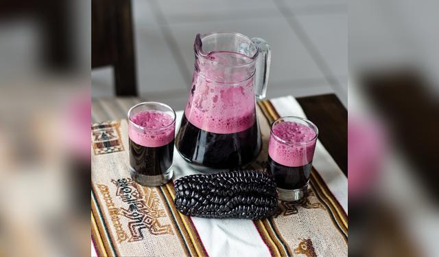Chicha morada, bebida tradicional peruana, ideal para acompañar cualquier comida.   