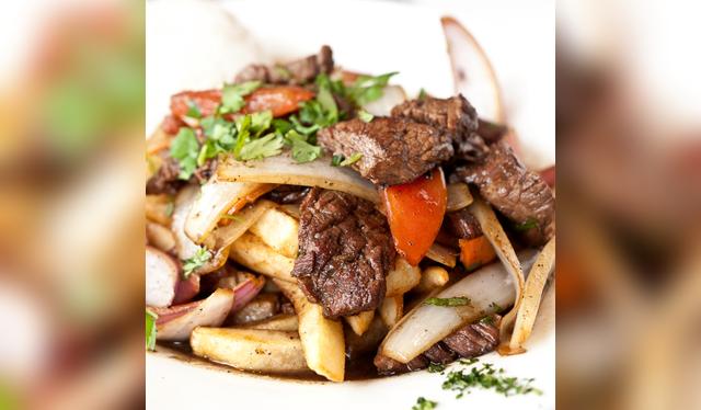 El lomo saltado es uno de los platos emblemáticos de la comida peruana.   