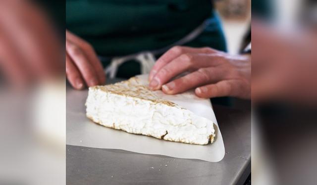 Puedes utilizar papel de horno para preservar el queso. Puedes utilizar papel de horno para preservar el queso.