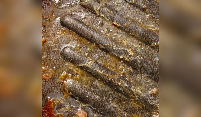 Limpiar el horno puede ser difícil debido a que la grasa y los residuos de alimentos se adhieren a sus paredes y se acumulan con el tiempo.   