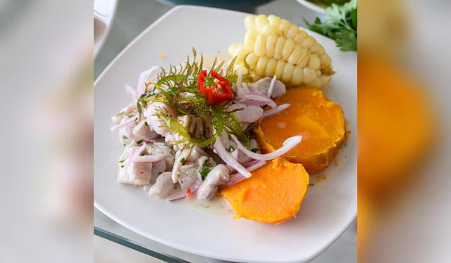 Ceviche peruano tradicional: pescado fresco marinado en jugo de limón, acompañado de camote, maíz y ají limo. Ceviche peruano tradicional: pescado fresco marinado en jugo de limón, acompañado de camote, maíz y ají limo.