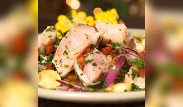 Ceviche boliviano de surubí: una fresca preparación de pescado de río marinado en limón, acompañado de yuca cocida y plátano frito. Ceviche boliviano de surubí: una fresca preparación de pescado de río marinado en limón, acompañado de yuca cocida y plátano frito.