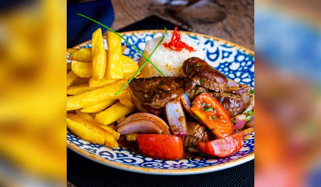 Lomo saltado: el clásico peruano que une lo mejor de la cocina criolla y oriental.   
