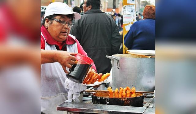 Picarones callejeros: el sabor criollo al paso.   
