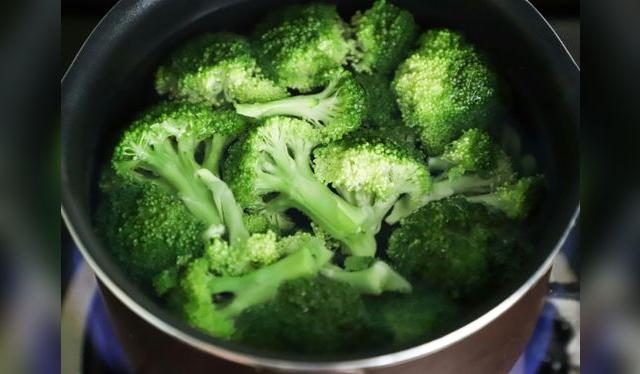 <em>El brócoli, un vegetal cargado de vitaminas C, K y A, promueve la salud ósea y fortalece el sistema inmunológico. </em> <em>El brócoli, un vegetal cargado de vitaminas C, K y A, promueve la salud ósea y fortalece el sistema inmunológico. </em>