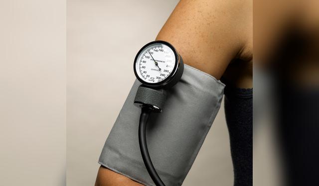 Es posible controlar la presión alta a través de la alimentación.   