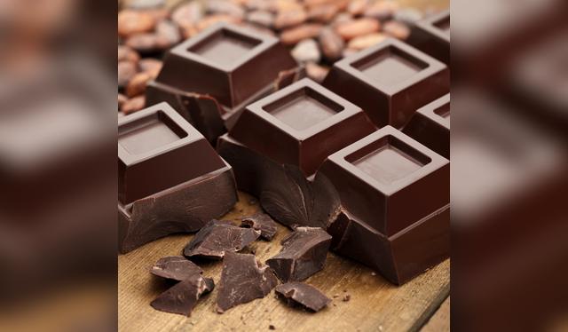 El chocolate negro tiene propiedades antihipertensivas.   