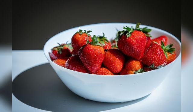 <em>La termoterapia es un método que consiste en sumergir las fresas en agua tibia entre 50° y 60° para eliminar microorganismos y pesticidas.</em>   