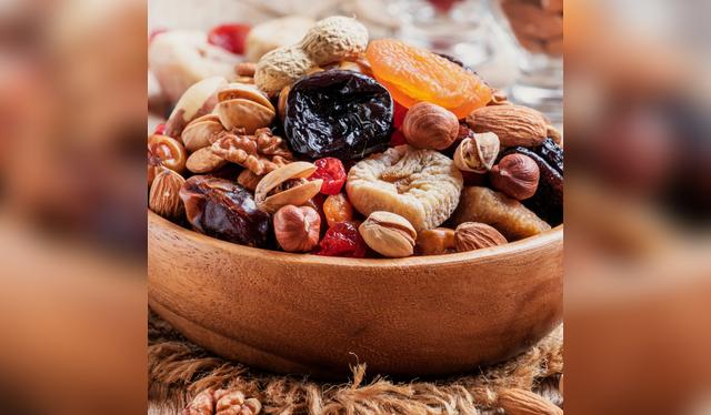 Un puñado de frutos secos es suficiente para potenciar tu rendimiento mental. Un puñado de frutos secos es suficiente para potenciar tu rendimiento mental.