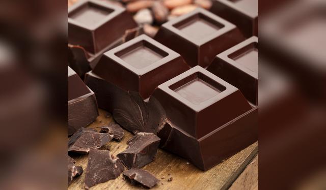 Rico en antioxidantes, el chocolate amargo potencia tu concentración y memoria. Rico en antioxidantes, el chocolate amargo potencia tu concentración y memoria.