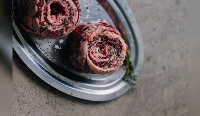 Clásico de los domingos: el asado argentino.   