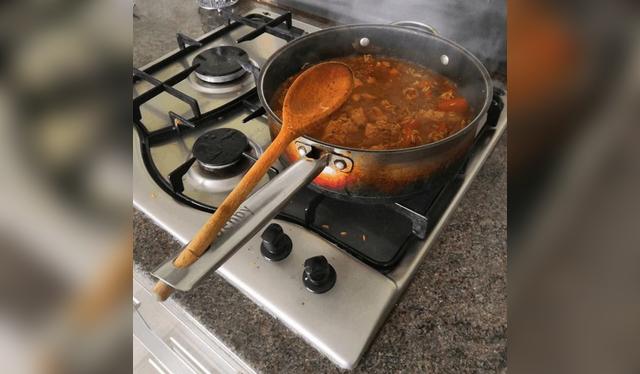 El huequito del mango de la sartén también es porta-cucharas.   