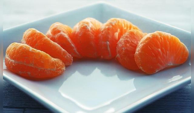 Expertos recomiendan consumirlas con su albedo, la parte blanca rica en antioxidantes y fibra.   