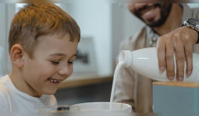 La leche es un alimento esencial que aporta nutrientes como calcio y vitamina B12, pero puede causar inconvenientes si no se conserva correctamente.   