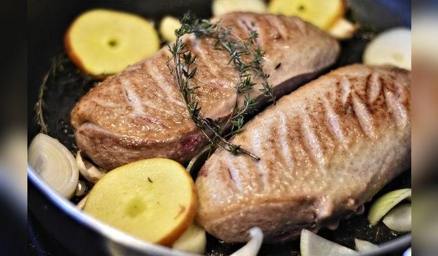 La pechuga de pollo destaca como una fuente superior de proteína, con hasta 32 gramos de proteínas.   