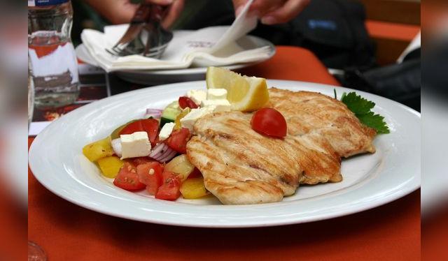 Sustituir carnes procesadas por pechuga de pollo puede mejorar la salud, gracias a su contenido de ácidos grasos beneficiosos.   