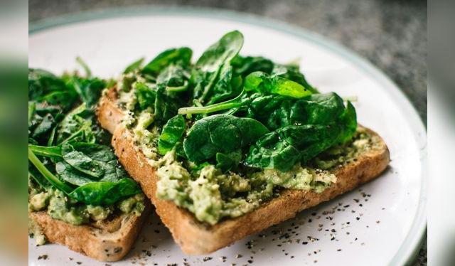 Se recomienda consumir lácteos y espinacas en momentos diferentes para maximizar la absorción de minerales.   