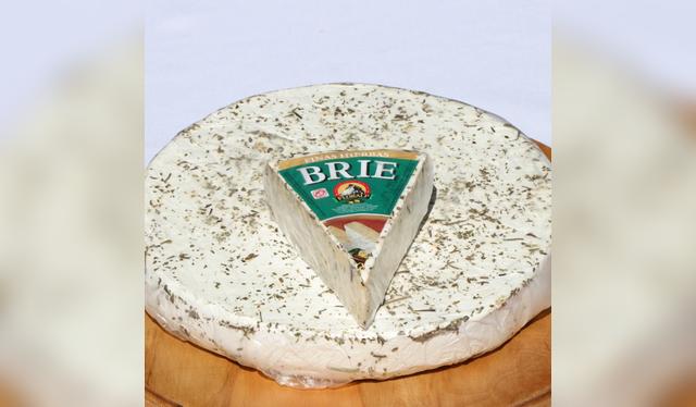 El queso Brie Finas Hierbas de Floralp, elaborado en Oxapampa, obtuvo el primer lugar con medalla de oro en la categoría de quesos aromatizados madurados más de 30 días.   