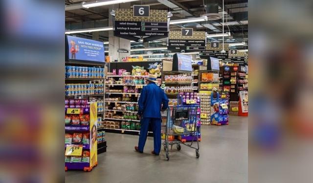 Empleados y clientes se preparan ante el cierre anunciado de varias sucursales.   