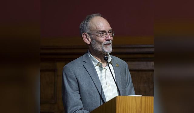 Harold McGee explicó en el podcast “Huberman Lab” cómo la ciencia puede intensificar el placer de comer.   