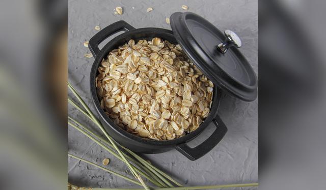 Rebozar con avena es fácil y aporta más fibra y nutrientes que el pan rallado tradicional.   