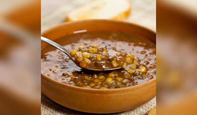 Las lentejas aportan hierro, pero combinarla con vitamina C es clave para su absorción.   