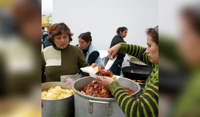 Compartir una pollada en casa es una de las formas más auténticas de celebrar Fiestas Patrias en familia. Compartir una pollada en casa es una de las formas más auténticas de celebrar Fiestas Patrias en familia.
