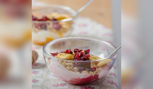 Frutas, lácteos bajos en grasa y barritas caseras son opciones ideales para refrigerios en oficinas o trabajos físicos.   