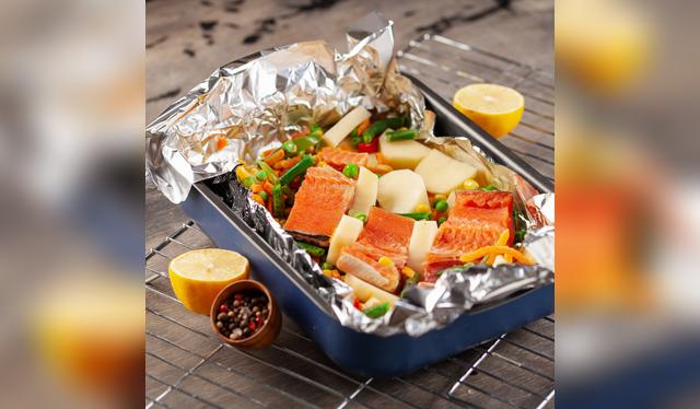 El papel aluminio tiene dos lados: uno brillante y otro mate. Cada uno cumple una función diferente al conservar alimentos. El papel aluminio tiene dos lados: uno brillante y otro mate. Cada uno cumple una función diferente al conservar alimentos.