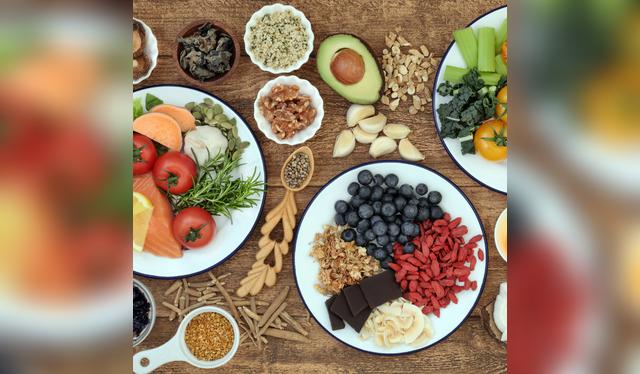 La dieta MIND promueve el consumo diario de verduras de hoja verde, frutos rojos y otros alimentos ricos en antioxidantes.