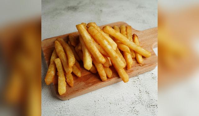 Papas fritas doradas y crocantes, listas para disfrutar. Papas fritas doradas y crocantes, listas para disfrutar.