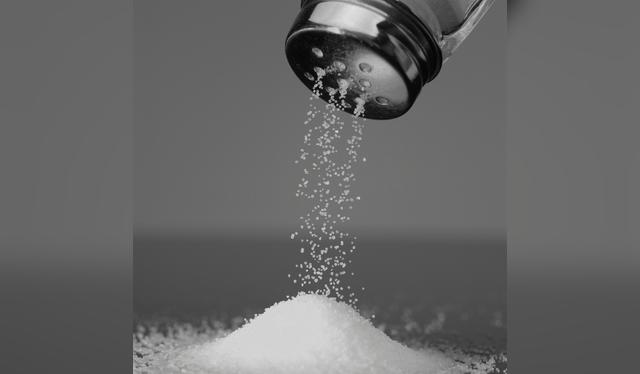  Evita los ultraprocesados: más del 70% del sodio que consumimos proviene de estos alimentos.    