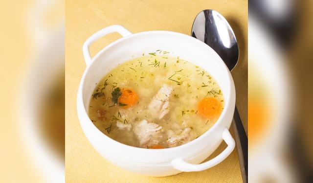 Un plato de caldo de gallina bien caliente, ideal para combatir el frío y fortalecer el sistema inmunológico. Un plato de caldo de gallina bien caliente, ideal para combatir el frío y fortalecer el sistema inmunológico.