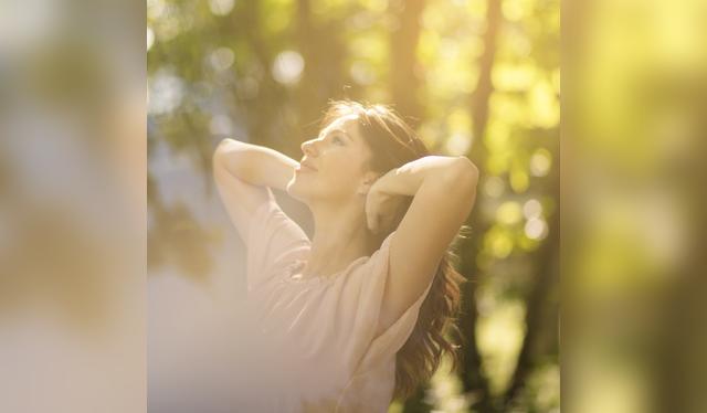 Una exposición moderada al sol, de 10 a 15 minutos al día, ayuda al cuerpo a producir vitamina D naturalmente. Una exposición moderada al sol, de 10 a 15 minutos al día, ayuda al cuerpo a producir vitamina D naturalmente.