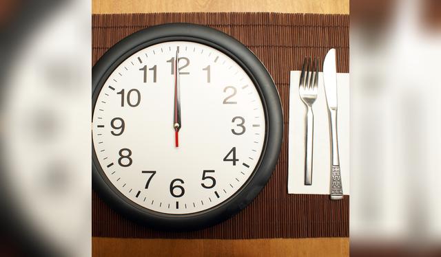 Estudios vinculan el desayuno tardío con mayor riesgo de obesidad, diabetes tipo 2 y enfermedades cardiovasculares.   