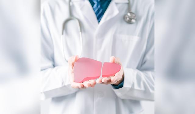 Una alimentación rica en frutas y fibra es esencial para mantener el hígado limpio y saludable.