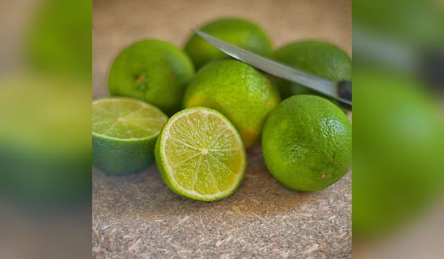 Beber agua con limón en ayunas es un hábito popular que apoya la función depurativa del hígado.