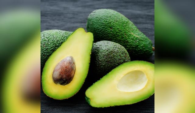 El aguacate aporta grasas saludables y ayuda a generar glutatión, clave en la protección hepática.