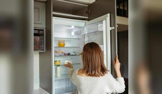 Ubicar hojas de laurel en distintos compartimentos del refrigerado potencia su efecto antibacteriano y antifúngico.    