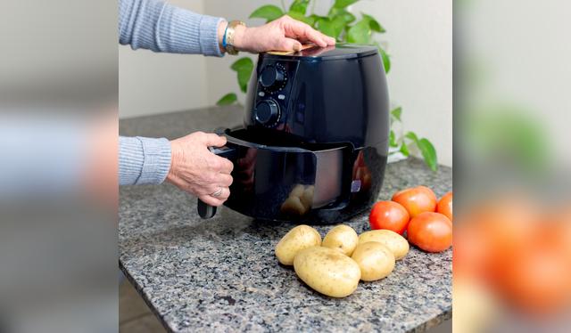 Evita ingredientes líquidos, ya que pueden dañar el interior de la airfryer.   