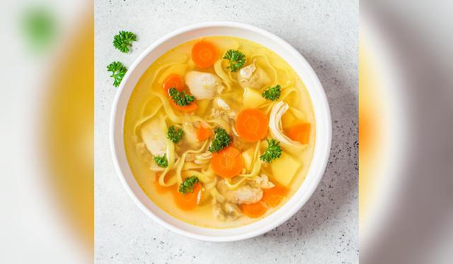 Caldo de pollo casero con verduras frescas y sabor ligero.