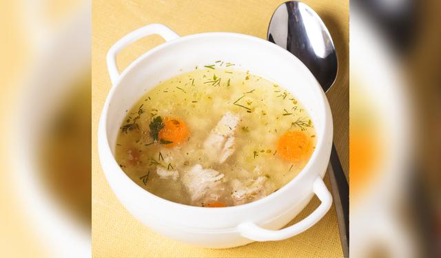 Plato humeante de caldo de gallina, perfecto para combatir el frío.