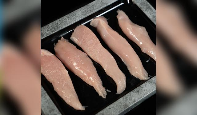 El solomillo de pollo, un corte tierno y bajo en grasa que destaca por su valor nutricional. El solomillo de pollo, un corte tierno y bajo en grasa que destaca por su valor nutricional.